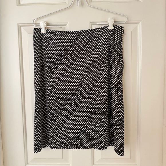 Tahari Dresses & Skirts - Tahari Black & White Autumn Midi Knee-Length Skirt